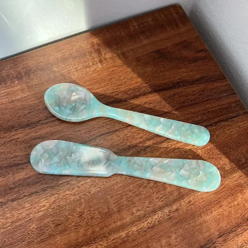 Two piece knife spoon cutlery set