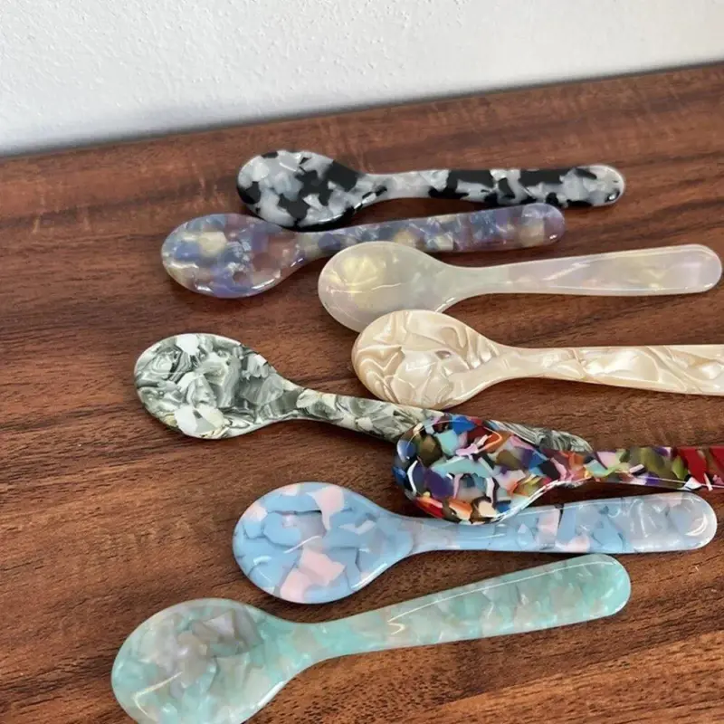 Two piece knife spoon cutlery set