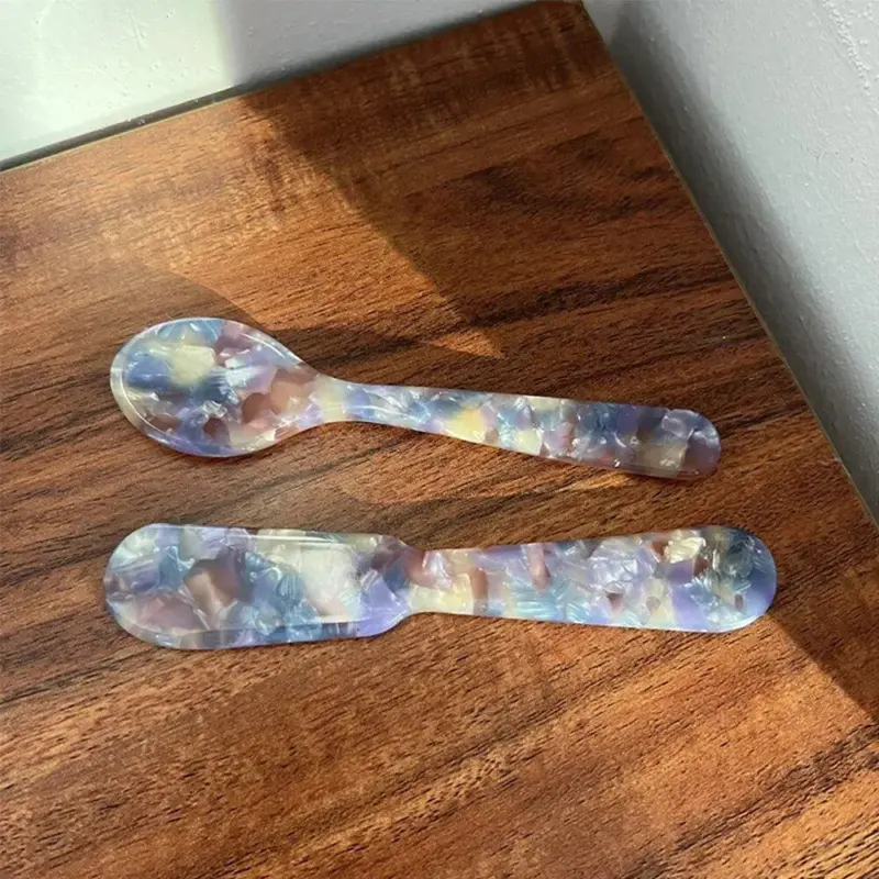 Two piece knife spoon cutlery set