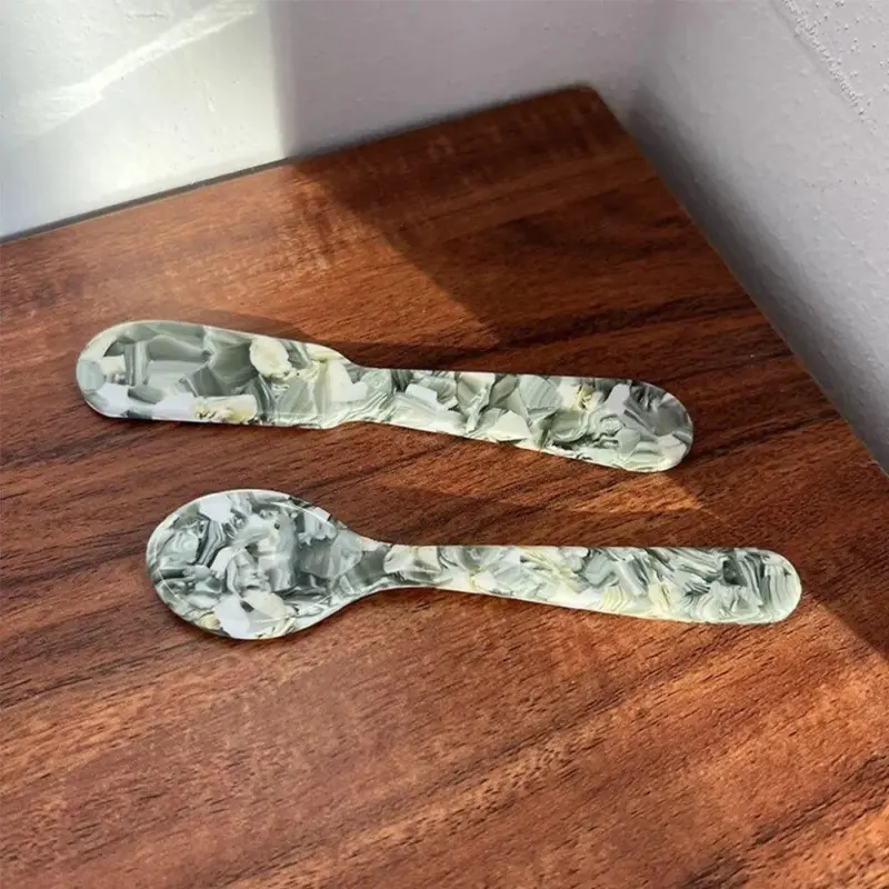 Two piece knife spoon cutlery set
